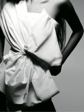 H&M Women's Bow Front Top in Off White; Size Small